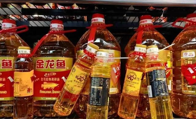 新加坡总理公开支持高市后，被罚18亿账单的金龙鱼	，凉得更快了