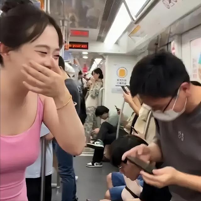 反华势力出现？女子大闹北京地铁，逮着谁骂谁，叫嚣中国不如美国