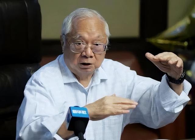 香港富豪：向美国捐1亿，又给大陆砸670亿，竟被李嘉诚“威胁”