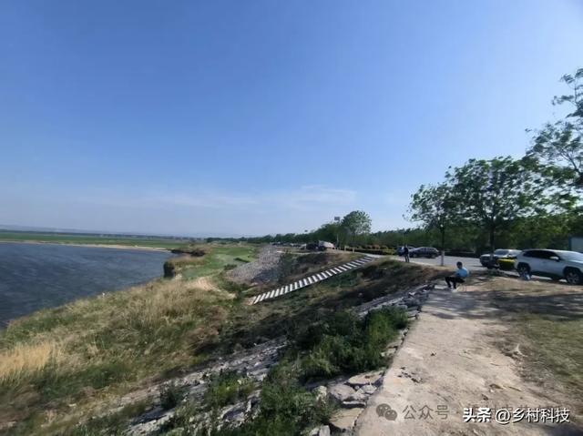 打卡临潼畅心湾，车开到堤坝上露营烧烤，比黄河的乾坤湾还舒畅！