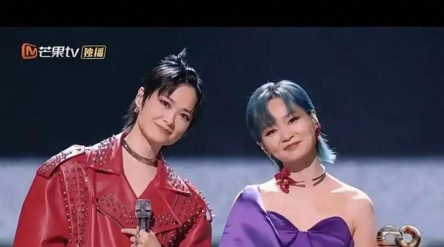 39岁何洁不忍直视，腋下勒出副乳肚子三层肉，要养4个娃操劳疲惫