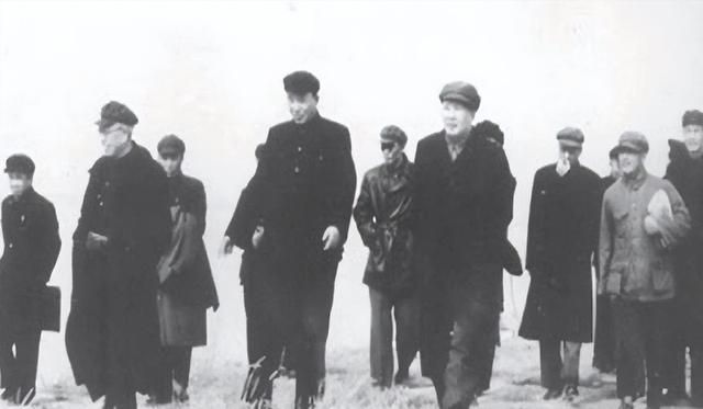 1948年毛主席东渡黄河，刚开船，毛泽东突然转身：快！给我照相