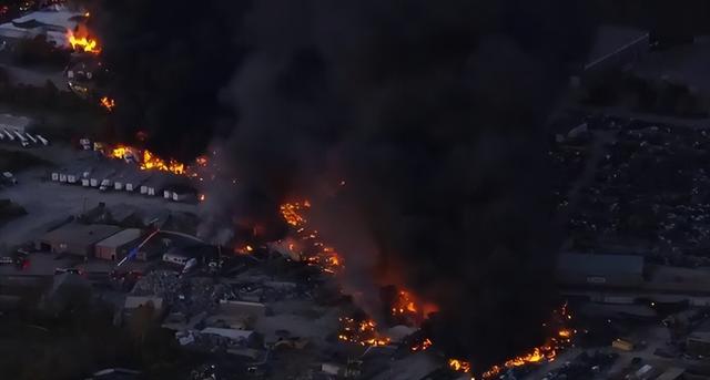 又是美国飞机！34年老货机起飞瞬间解体，百万升燃油烧出人间炼狱