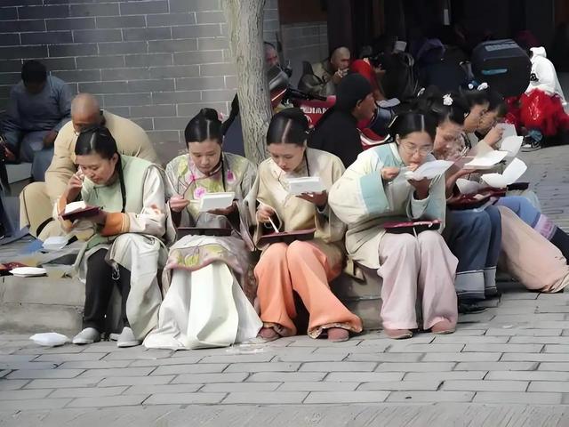 横店20万群演现状：美女泛滥成灾，懒汉光棍遍地，他们将何去何从
