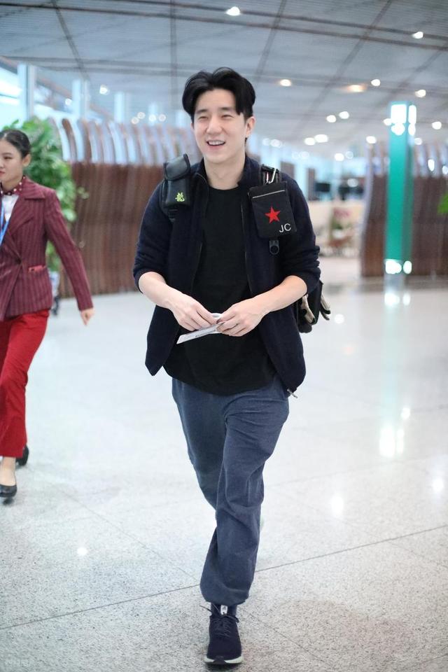 成龙哽咽谈父子关系：71岁才懂陪伴比成就更重要