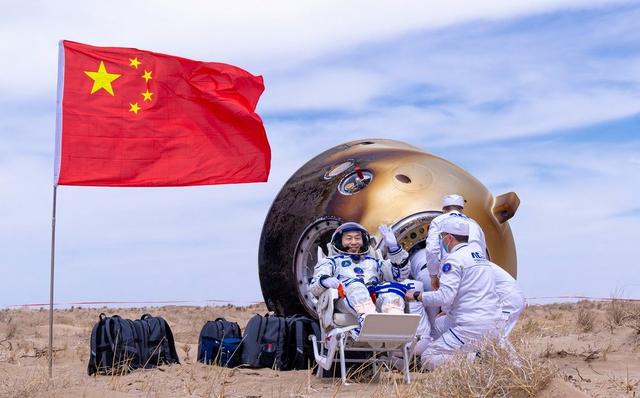 美国急坏了！中国为什么遮住神舟20的舷窗？中国到底在藏什么？