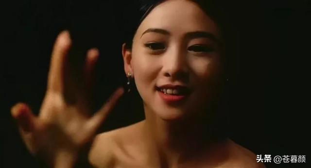 她出身清华大学，因拍三级片与父母决裂，如今再不让女儿进娱乐圈