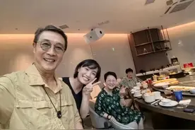 胡歌和妻子同框正面照曝光，女方长相引热议，最萌身高差好幸福图片