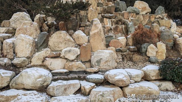 泰安：雪后，山脚下有条观光带，山静城美景奇，是徒步散心好去处