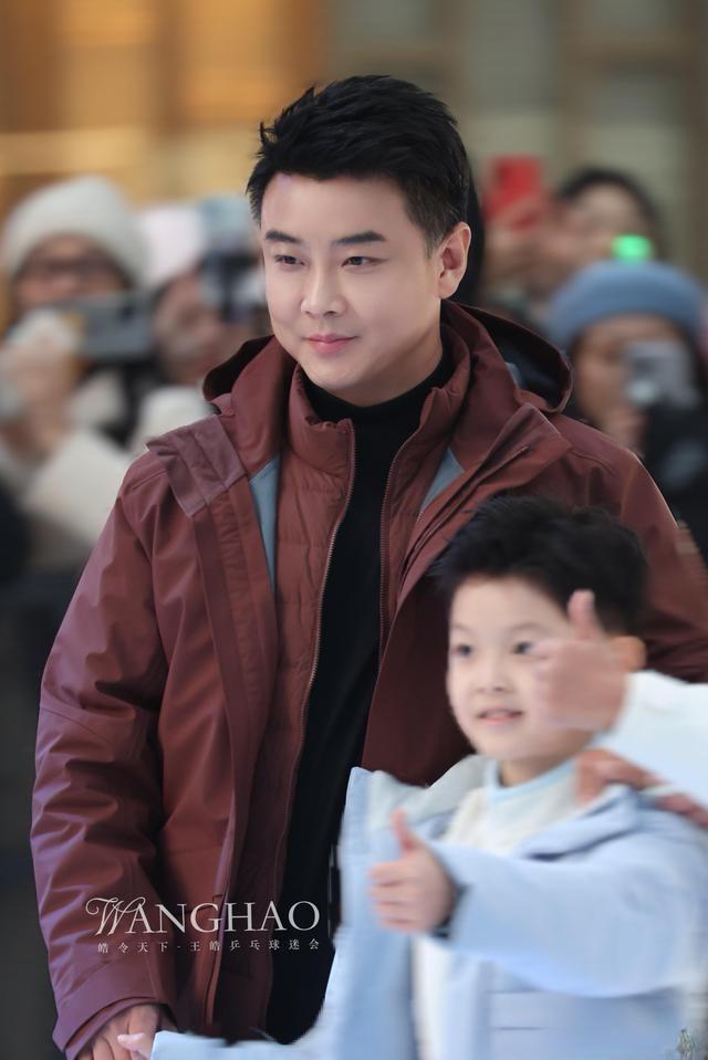 王皓不上班好年轻！两儿子神复制爸妈颜值