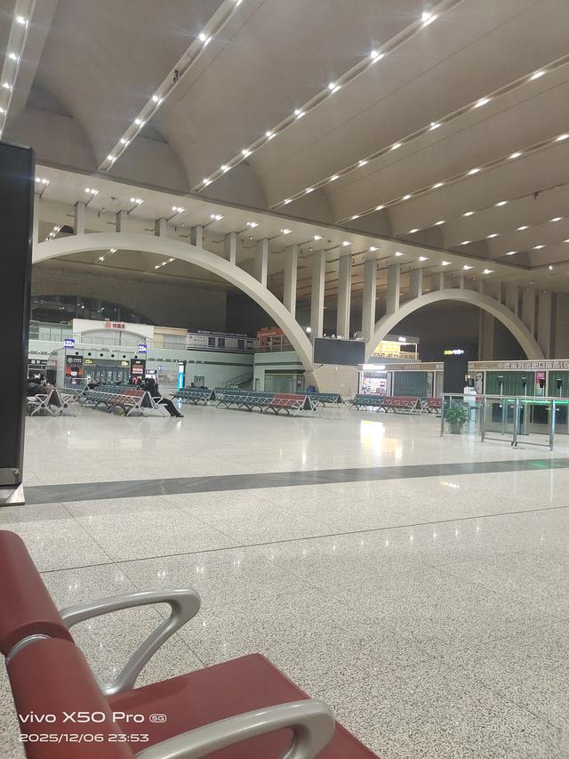 实录凌晨十二点的火车站候车厅是什么样的？