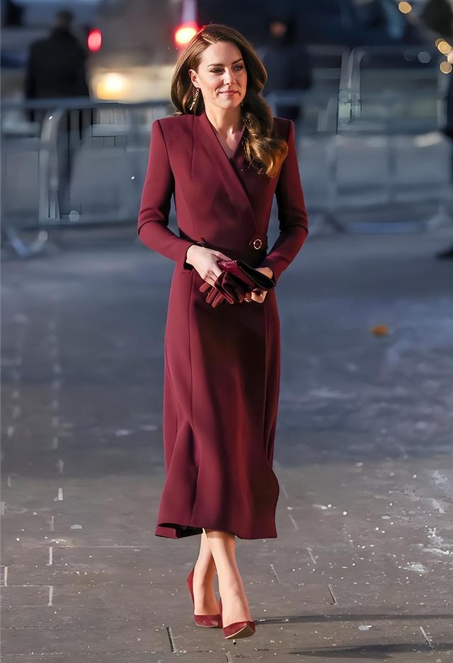 看到韩国第一夫人亮相北京才发现：女人冬天光腿穿大衣	，真高级！