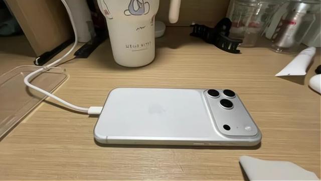 iPhone17ProMax再爆翻车，把果粉气到破防！