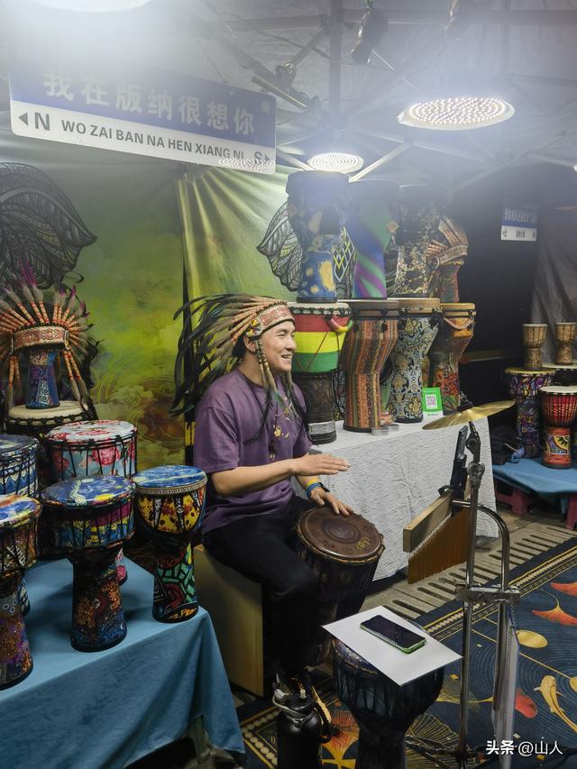 西双版纳的江边夜市