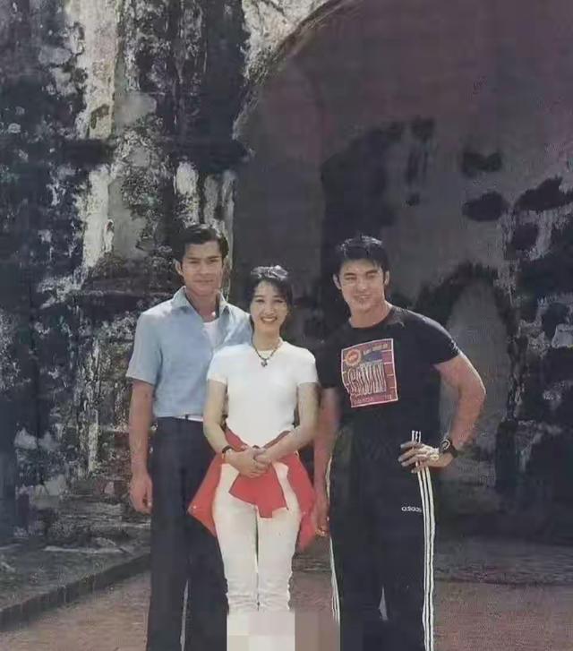 这张照片拍摄于27年前，能认出来三人的，估计都不小了！