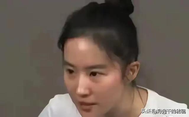 刘亦菲素颜出镜	，与路人无差别，网友：这才是真实状态
