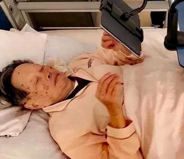 杨振宁追悼会曝光！墓外排百米长队，翁帆眼哭肿了，三子神情哀痛