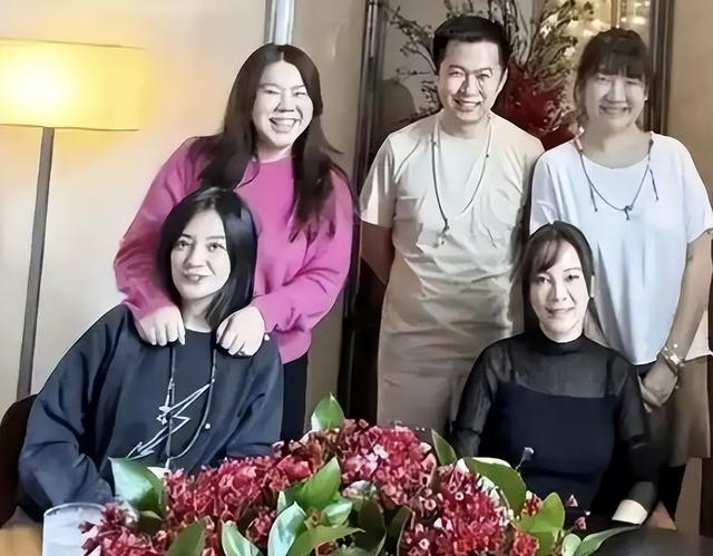 49岁赵薇近照曝光，事业婚姻全失败，15岁的女儿和她长得不一样