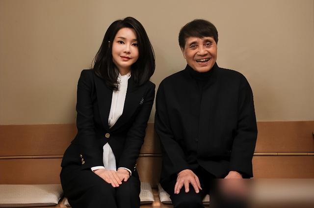 韩第一夫人在日本美够后回家了！2天换6套造型像时装秀，嫩得过分