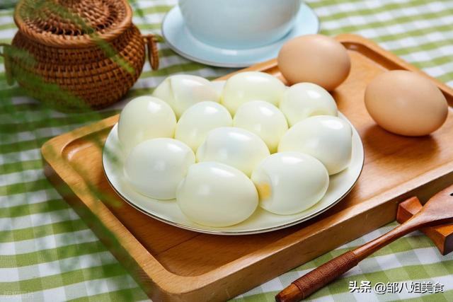 煮鸡蛋，别再用冷水下锅了！学会3个步骤，鸡蛋不破壳，鲜嫩好吃
