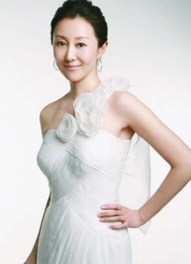 她，主持出身，一婚嫁老师，二婚嫁富二代，三婚嫁歌手，如今怎样