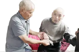 风雨同行不离弃 手足情深两心知——李文堂照顾瘫痪弟弟12年传佳话图片