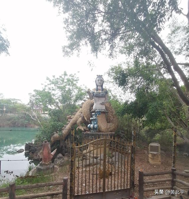 广西南宁市龙母文化发祥地罗波潭，为喝一口信徒水想用而来