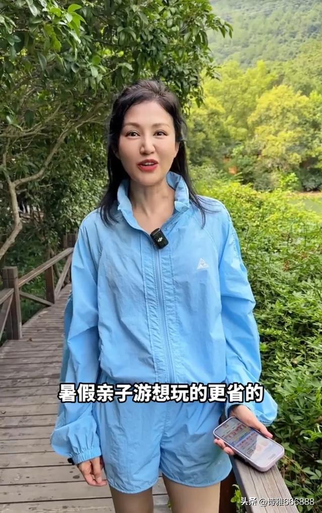 鲍蕾大女儿贝儿策划避暑之旅，母女俩同框像姐妹，贝儿比妈妈还美