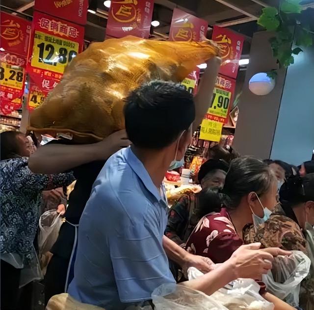 传统超市迎来死敌！不装修不陈列，鸡蛋卖成白菜价，大爷大妈疯抢