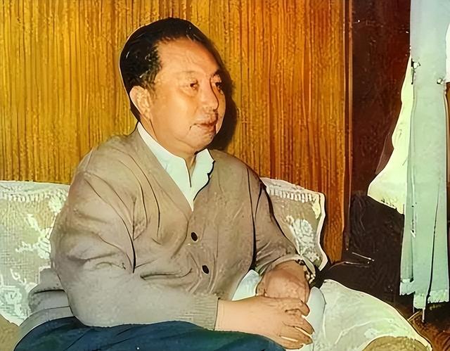 毛主席为何不参加周总理追悼会？华国锋说出实情：没什么隐瞒的