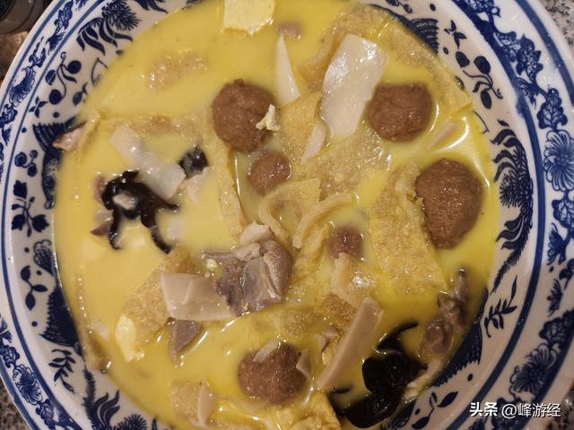 玄武门外，找了家南京大排档，体验金陵城的特色美食