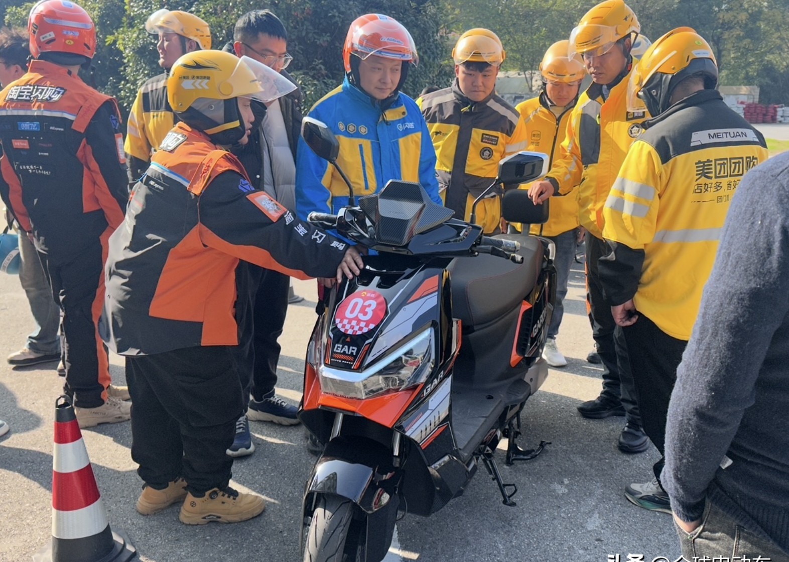 电动车续航里程_电动车上打野战图片大全_外卖配送电动车