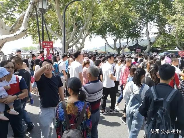 国庆3大名场面：国内景区人挤人，东非草原大堵车，电车卡在高速