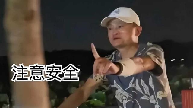 60岁马云西湖夜骑兜风，骑万元自行车，笑容满面热情打招呼