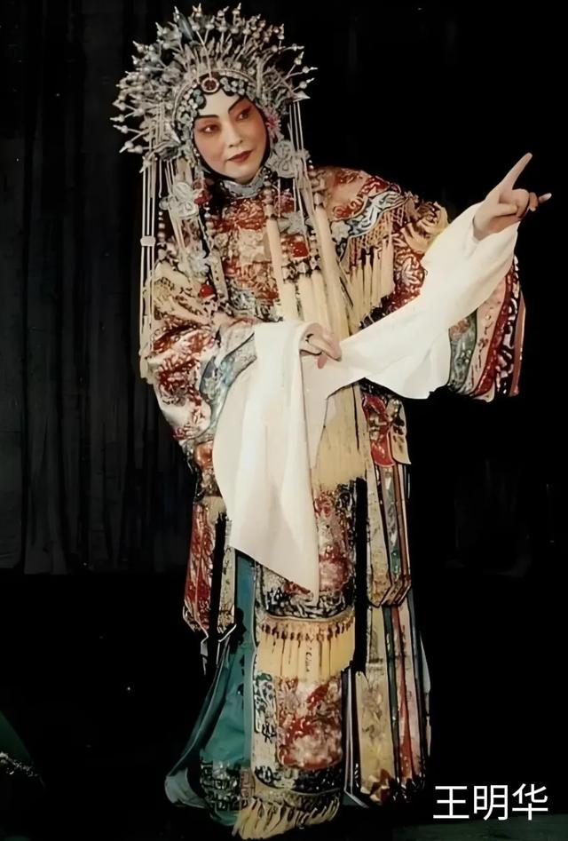 两女共侍一夫，姐妹关系情同手足，生前三人同行，死后三人葬同穴