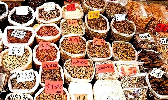大量日本游客涌入北京，打着旅游幌子不去旅游不吃美食。为啥来？