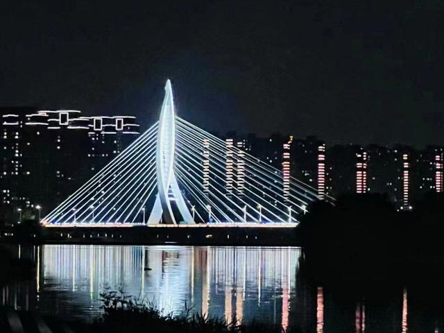 太原夜景璀璨 社交平台“圈粉”