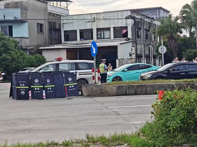 摩托疑死亡摇摆撞上花坛 驾驶员身亡