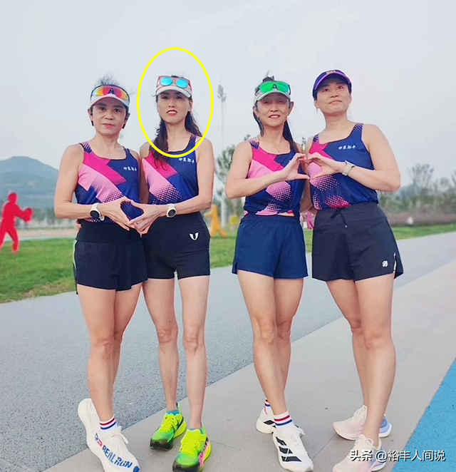 山东跑友张素梅去世，仅55岁，10个月跑40个半马，模样冻龄身材好