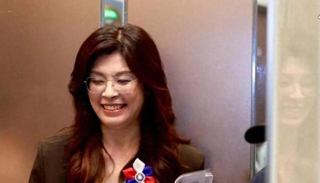 不装了？面对解放军武力夺台，郑丽文语出惊人，喊出“武力保台”