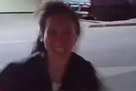 妻子拖着疲惫的身体很晚下班，丈夫偷偷来接她后……图片