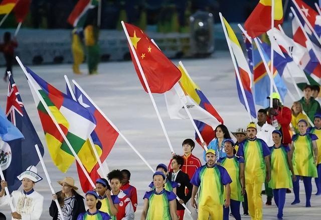 禁止挂中国国旗？我国运动员集体退赛，遭到主办方威胁，后来如何