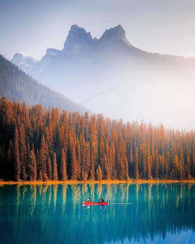 秋天的色彩，染在树上，也映在了水里