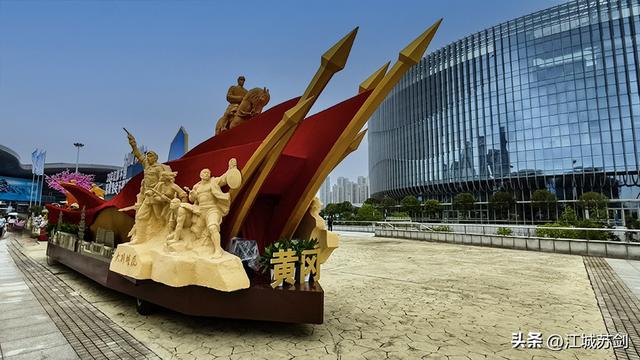走进武汉国博中心，领略花车魅力
