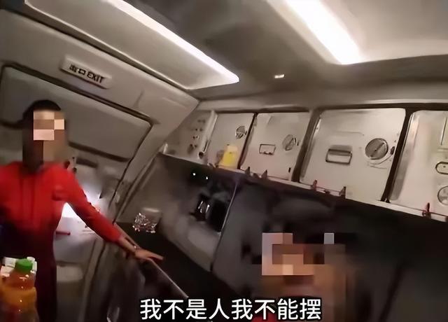 乘客欲在飞机后舱厨房摆餐遭拒，引网友热议