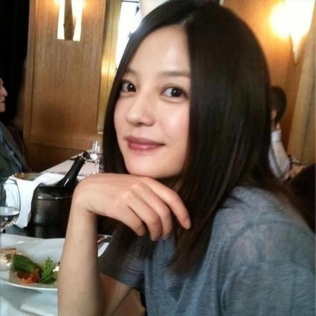 落毛凤凰不如鸡！49岁赵薇再曝近况，全身包裹严实 不敢露脸怕见人