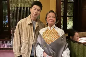 36岁马龙上海一家餐厅被偶遇，龙队瘦了好多，皮肤好白时尚又帅气图片