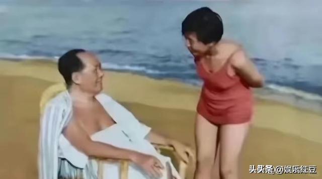 毛主席一家四口合影，四人脸上全是笑意，李讷紧挨毛主席