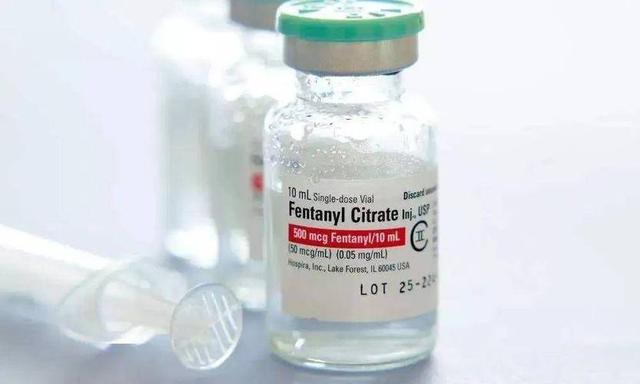 挂断中方电话后，特朗普像变了个人，北京阅兵典礼，该给他留个座