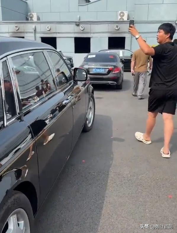 杨少华出殡长子迟迟难下跪,三排劳斯莱斯望不到头,随行的人在笑插图9 杨少华出殡长子迟迟难下跪,三排劳斯莱斯望不到头,随行的人在笑